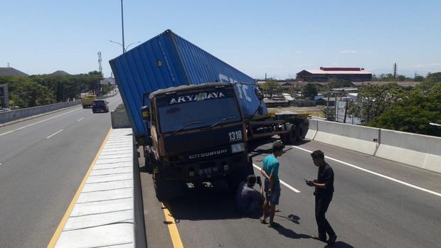 Mobil kontainer terbalik di Jalan AP Pettarani, Makassar. Dokumen Istimewa