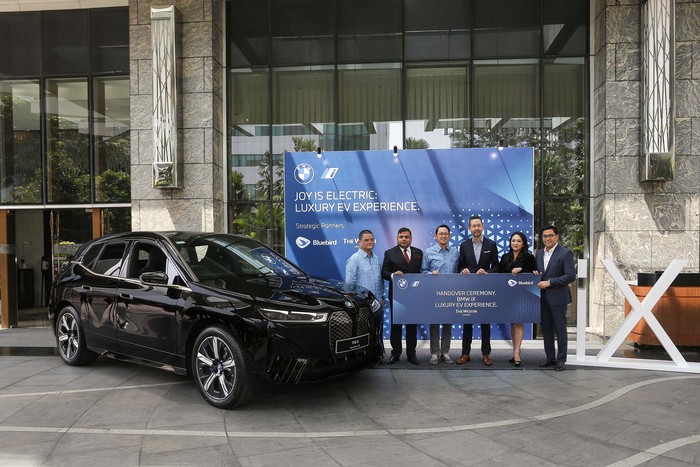Mobil listrik BMW iX jadi armada baru Blue Bird