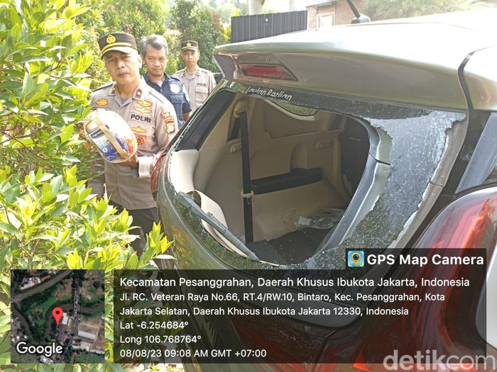Mobil milik Baim Wong dibobol maling dan kaca belakang dipecahkan. Pencuri mengambil kotak P3K dari mobil Baim Wong. (dok Ist)