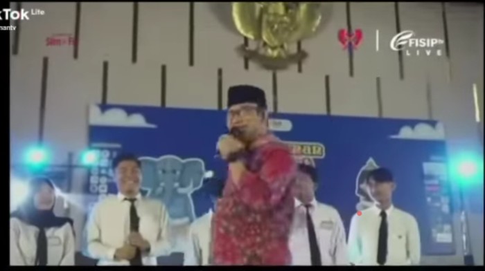 Momen Bupati Banyumas Achmad Husein bertanya ke mahasiswa Unsoed Purwokerto, Selasa (8/8/2023).