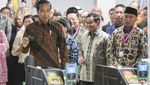 Momen Jokowi Pamer Kartu MRT Baru Edisi ASEAN