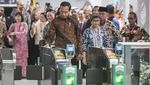 Momen Jokowi Pamer Kartu MRT Baru Edisi ASEAN