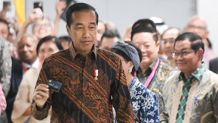 Presiden Joko Widodo (kiri) didampingi Menteri Luar Negeri Retno Marsudi (kanan) melakukan tap masuk dengan kartu Multi Trip MRT Jakarta edisi ASEAN saat diluncurkan di Stasiun MRT Bundaran HI, Jakarta, Selasa (8/8/2023). Kartu Multi Trip MRT Jakarta edisi ASEAN diluncurkan dalam rangka merayakan HUT ke-56 ASEAN. ANTARA FOTO/Hafidz Mubarak A/pool/tom.