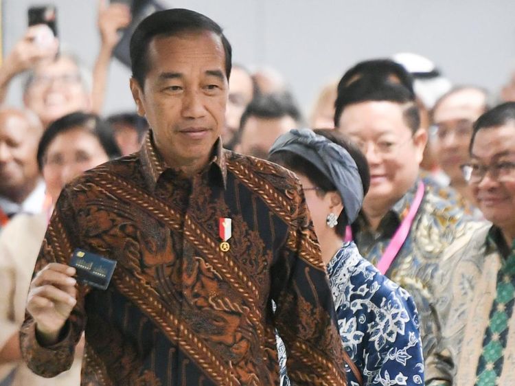 Momen Jokowi Pamer Kartu MRT Baru Edisi ASEAN