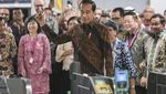 Momen Jokowi Pamer Kartu MRT Baru Edisi ASEAN