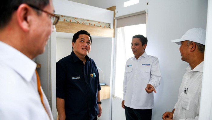Menteri BUMN Erick Thohir melihat langsung proses akad KPR Massal 10.000 unit rumah subsidi yang dibiayai oleh BTN di Tangerang, Banten. Ini potretnya.