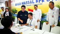 Turut hadir dalam acara tersebut Direktur Utama Bank BTN Nixon LP Napitupulu mendampinig Menteri BUMN Erick Thohir saat berbincang dengan salah satu debitur Bank BTN di Tangerang, Banten, Selasa (8/8). 