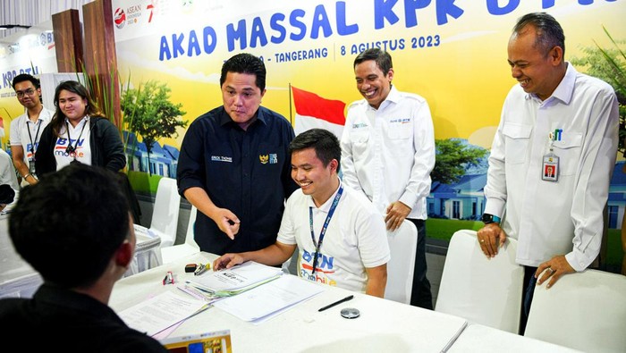 Momen Menteri BUMN Erick Thohir Saksikan Akad KPR Massal di Banten Menteri BUMN Erick Thohir melihat langsung proses akad KPR Massal 10.000 unit rumah subsidi yang dibiayai oleh BTN di Tangerang, Banten. Ini potretnya.