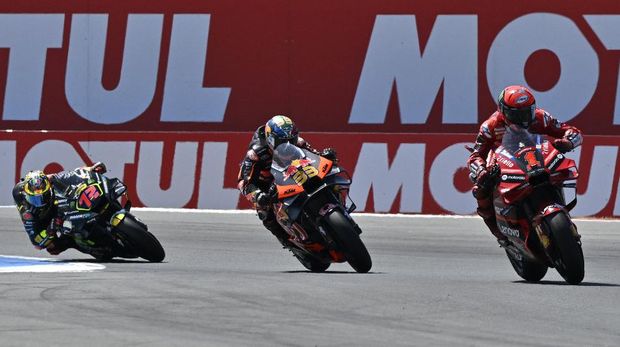 Ducati Lenovo Team's Italian rider Francesco Bagnaia leads ahead of Red Bull KTM Factory Racing's South African rider Brad Binder and Mooney VR46 Racing's Italian rider Marco Bezzecchi (L) during the Dutch MotoGP at the TT circuit of Assen, on June 25, 2023. (Photo by JOHN THYS / AFP)