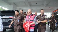 Mujianto sendiri sudah mengajukan kasasi atas vonis 9 tahun penjara yang dikeluarkan hakim MA. Mujianto menutupi tangannya yang diborgol dengan kain berwarna merah (Foto: Dok. Kejati Sumut)