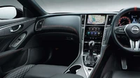 Ada juga varian Skyline Nismo Limited yang diciptakan untuk memperingati 60 tahun model S54A-1 Skyline GT. Varian ini menggunakan roda dengan velg matte gunmetal, dan plakat yang mengidentifikasi pembuat mesin, pelat seri dengan nomor produksi, dan juga lambang unik. Foto: Dok. Nissan