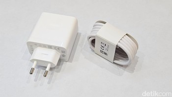 Oppo masih menyertakan adaptor charger 100W dan kabel data USB Type C. Foto: Adi Fida Rahman/detikINET
