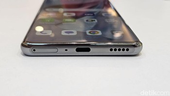 Pada bagian bawah terdapat SIM Card injector, USB Type C dan lubang speaker. Foto: Adi Fida Rahman/detikINET