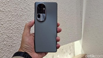 HP ini disokong Snapdragon 8+ Gen 1 yang dipadukan RAM 12 GB. Agar tetap dingin saat memainkan game, smarthphone ini dipasangi Grafit Ultra-Konduktif berpadu dengan area pendinginan cairan VC Super berukuran besar. Oppo turut mengembangkan teknologi tingkat sistem untuk meningkatkan kelancaran dan stabilitas sistem, membuat HP ini berfungsi super cepat bahkan setelah 48 bulan penggunaan. Foto: Adi Fida Rahman/detikINET