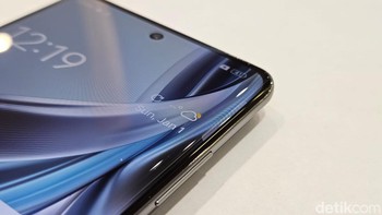 Reno 10 Pro Plus juga menawarkan layar tepian melengkung 6,74 inch memberikan kesan imersif karena screen to body ratio mencapai 93,9%. Foto: Adi Fida Rahman/detikINET