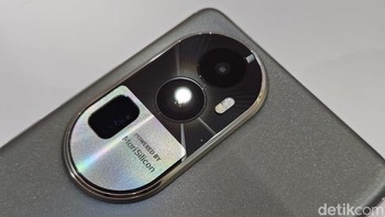 Reno 10 Pro Plus 5G menawarkan kamera utama 50MP bersensor IMX890 dengan OIS, serta lensa ultra-wide 8MP dengan sensor IMX355. Paling spesial kamera telephoto yang menggunakan lensa periskop. Kamera Portrait Telefoto 64MP pada Reno 10 Pro Plus menyediakan panjang fokus setara 71 mm untuk gambar portrait yang terlihat profesional. Bersama dengan aperture maksimum f/2.5 yang besar, jarak pemfokusan minimum 25 cm, dan sensor kamera besar ½ inchi, menghasilkan foto portrait sekelas kamera profesional. Foto: Adi Fida Rahman/detikINET