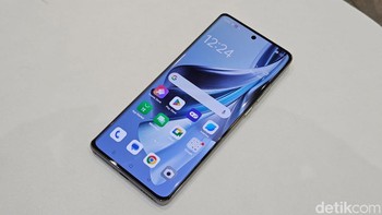 Layar ini makin memanjakan mata lantaran panelnya AMOLED Full HD+ mendukung HDR10+ Pengalaman menggulir layar lebih mulus berkat refresh rate 120Hz. Berkat tingkat kecerahan hingga 1.400 nit bikin aktivitas di luar ruangan tak menemui kendala, bahkan di bawah terik Matahari sekalipun. Foto: Adi Fida Rahman/detikINET