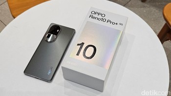 Reno 10 Pro Plus membawa baterai 4.700 mAh dengan pengisian cepat 100W. Menariknya, Oppo menyertakan fitur SuperVOOC 100W. Alhasil baterai cepat terisi. Hanya 9,5 menit untuk mengisi 50%, atau butuh 27 menit mengisi penuh baterai HP ini. /Foto: Adi Fida Rahman/detikINET