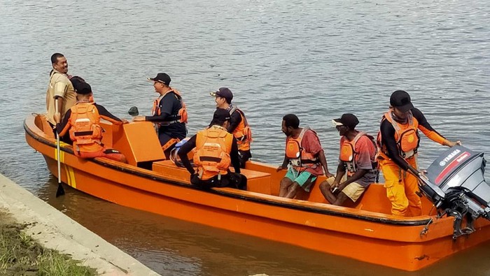 Tim SAR gabungan saat mencari balita berusia 2 tahun yang hilang di Sungai Digoel, Papu Selatan.