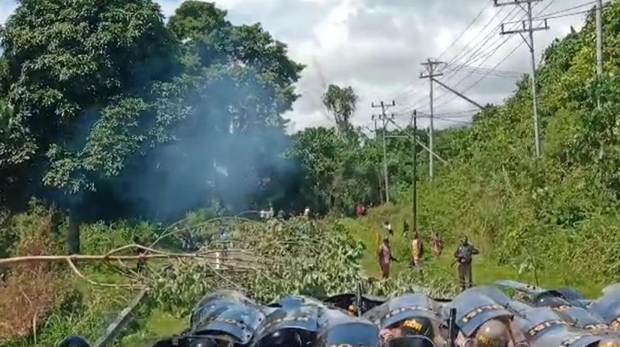 Warga Manokwari, Papua Barat memblokade Jalan Trans Papua Barat hingga menyerang polisi pakai panah saat hendak membuka blokade jalan.