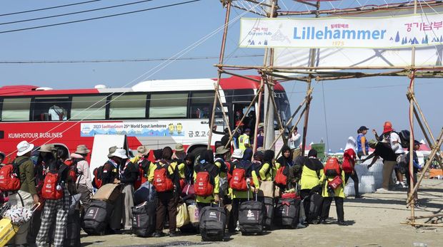 Para peserta Jambore Pramuka Dunia naik bus untuk meninggalkan lokasi perkemahan pramuka di Buan, Korea Selatan, Selasa, 8 Agustus 2023. Bus-bus mulai memindahkan ribuan Pramuka global dari perkemahan mereka di pantai Korea Selatan ke tempat-tempat pedalaman Selasa menjelang badai tropis yang diperkirakan akan membawa hujan lebat dan angin kencang ke semenanjung dalam beberapa hari. (Na Bo-bae/Yonhap via AP)