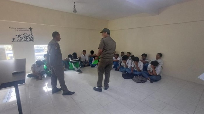 Pelajar di Lamongan terjaring Satpol PP saat bolos di warkop