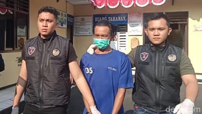 Arfan Jaya, pelaku katapel guru di Bengkulu serahkan diri ke polisi. Kini, pelaku ditetapkan jadi tersangka dan ditahan. Ini alasan Arfan Jaya menyerahkan diri.