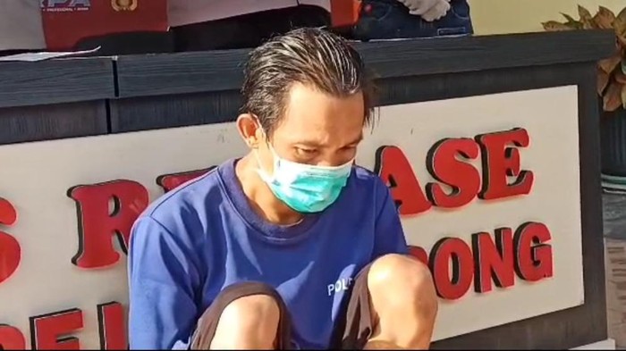 Arfan Jaya, pelaku katapel guru di Bengkulu serahkan diri ke polisi. Kini, pelaku ditetapkan jadi tersangka dan ditahan. Ini alasan Arfan Jaya menyerahkan diri.
