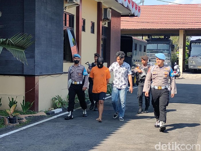Pelaku penganiayaan dan pemerasan saat dihadirkan dalam jumpa pers di Mapolres Kulon Progo, DIY, Selasa (8/8/2023).