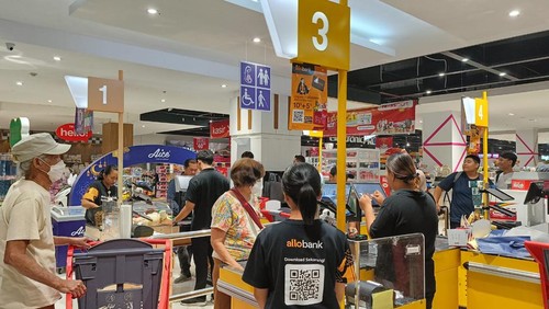 Pelanggan Transmart yang tampak tengah mengantre di Transmart Trans Studio Mall (TSM) Bali pada Selasa (8/8/2023). (Ni Made Lastri Karsiani Putri-detikBali)