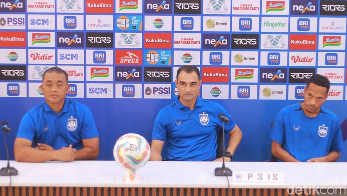 Pelatih Gilbert Agius dalam sesi jumpa pers jelang laga PSIS vs Arema, Selasa (88/2023). Laga PSIS vs Arema bakal digelar Rabu (9/8) pukul 15.00 WIB.