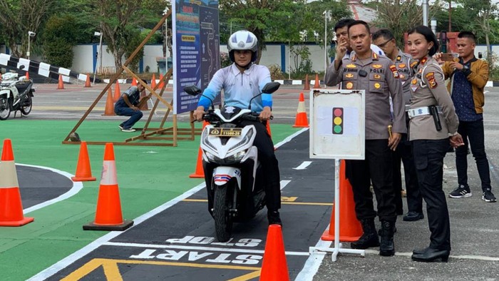 Pelatih saat melakukan uji coba trek di Pekanbaru