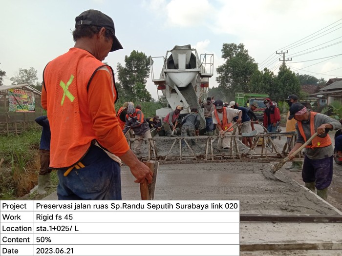 Pembetonan jalan di kawasan Simpang Randu-Seputih Surabaya, sekitar Kecamatan Rumbia, Lampung Tengah. (Dok DBMBK Lampung)