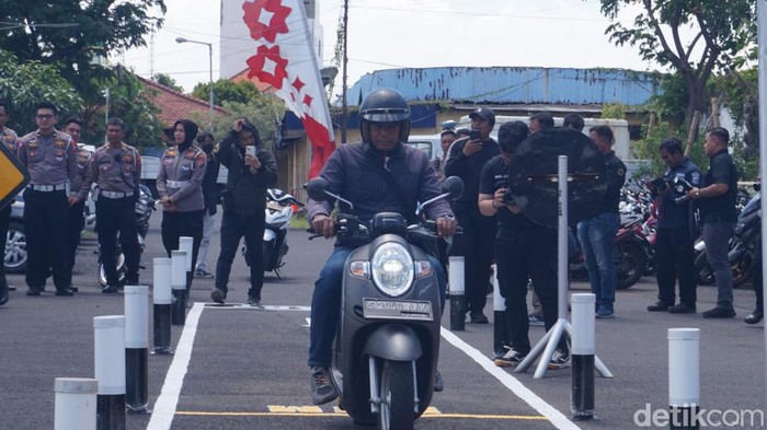 Pemohon SIM C di Surabaya tes lintasan