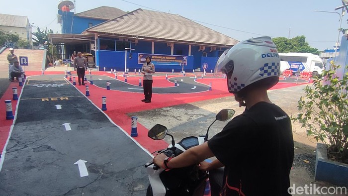 Pemohon SIM melakukan ujian praktik di lintasan baru
