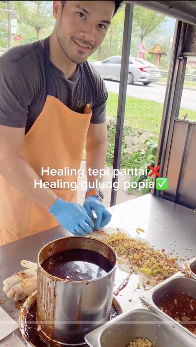 Penjual Lumpia Basah yang Tampan Ini Sukses Bikin Pembeli Salah Tingkah