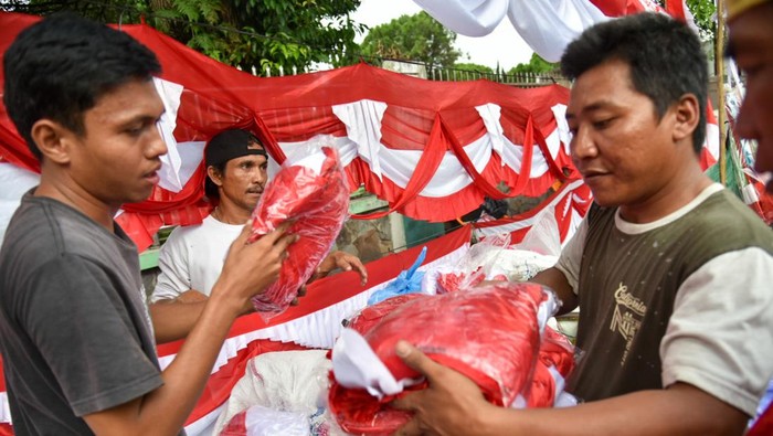 Penjualan bendera merah putih di Medan Calon pembeli memilih hiasan bernuansa bendera Merah Putih yang dijual di kawasan Taman Makam Pahlawan, Medan, Sumatera Utara, Selasa (8/8/2023). Pedagang mengaku jelang peringatan HUT ke-78 RI, omset penjualan bendera bisa mencapai Rp 1.000.000 per-hari dengan harga jual bendera berkisar Rp 10.000 sampai Rp 300.000 tergantung bentuk dan ukuran. ANTARA FOTO/Fransisco Carolio/hp.