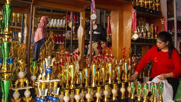 Pedagang piala merapihkan dagangannya di salah satu toko di Makassar, Sulawesi Selatan, Selasa (8/8/2023). Banyaknya aktivitas perlombaan menjelang HUT Kemerdekaan ke-78 Republik Indonesia, berdampak pada peningkatan penjualan piala yang mencapai dua kali lipat dari biasanya dengan harga Rp25 ribu - Rp1,25 juta. ANTARA FOTO/Arnas Padda/Spt.