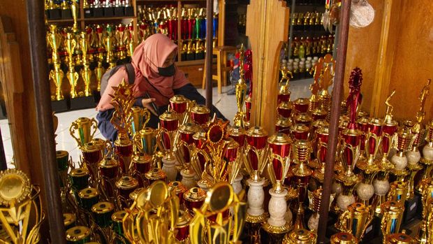 Pedagang piala merapihkan dagangannya di salah satu toko di Makassar, Sulawesi Selatan, Selasa (8/8/2023). Banyaknya aktivitas perlombaan menjelang HUT Kemerdekaan ke-78 Republik Indonesia, berdampak pada peningkatan penjualan piala yang mencapai dua kali lipat dari biasanya dengan harga Rp25 ribu - Rp1,25 juta. ANTARA FOTO/Arnas Padda/Spt.
