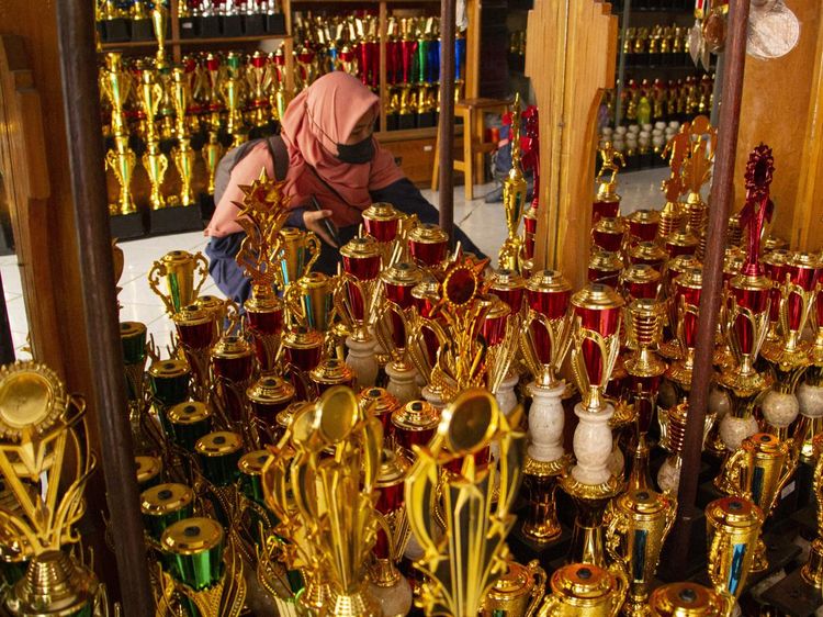 Laris Manis Penjualan Piala Jelang HUT RI