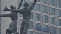 Sejumlah pekerja membersihkan kaca gedung di kawasan Bundaran HI, Jakarta, Selasa (8/8/2023).