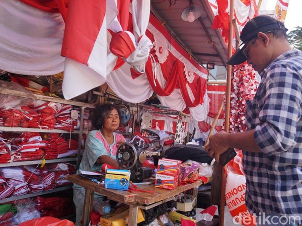 Berkah Agustusan Pedagang Kampung Bendera Darmo Kali Surabaya