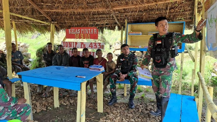 Personel Satgas Pamtas Mobile Yonif Para Raider 433/JS Kostrad mengadakan Kelas Pintar untuk anak-anak di Distrik Mbua, Kabupaten Nduga, Papua.