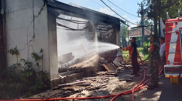 Petugas pemadam kebakaran memadamkan api di warung bakso pinggir Jalan Denpasar-Singaraja, Banjar Peneng, Desa Mekarsari, Kecamatan Baturiti, Tabanan, Bali, pada Selasa (8/8/2023). (Foto: Istimewa)