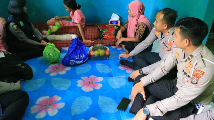 Pihak kepolisian saat menjenguk Nabila, bocah yang kakinya diamputasi.
