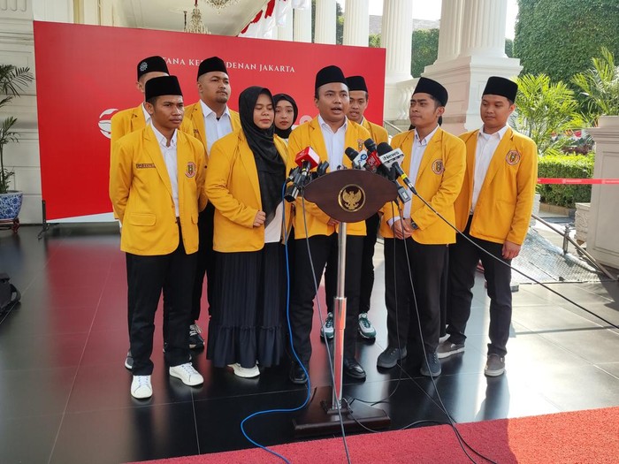 Pimpinan Pusat Ikatan Pelajar Muhammadiyah (PP IPM) memberikan keterangan pers usai bertemu Presiden Jokowi di Istana.