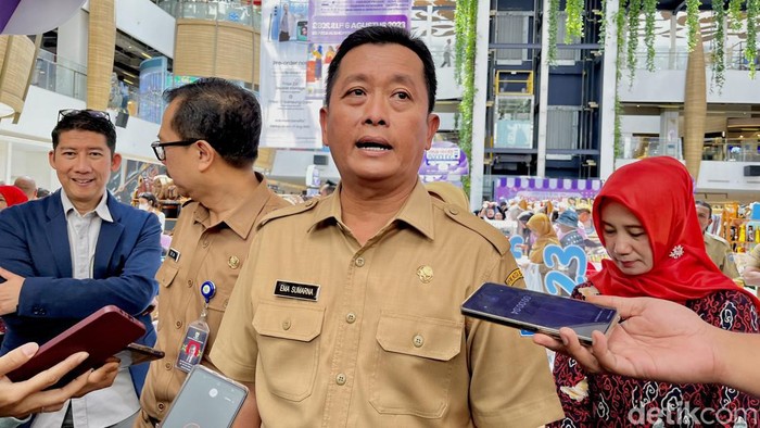 Plh Walkot Bandung Ema Sumarna.
