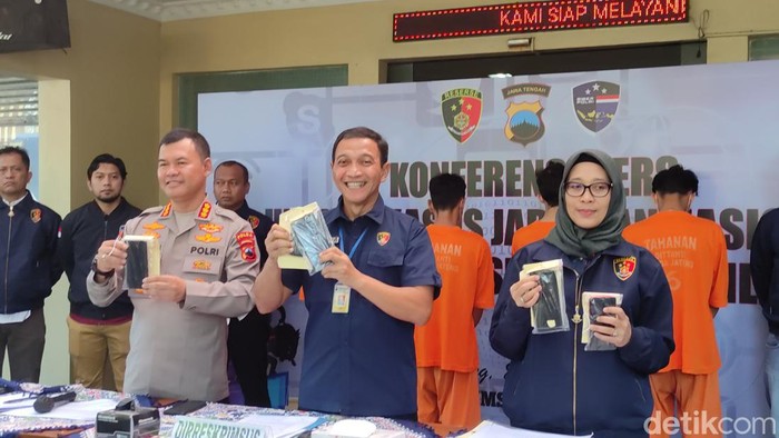Polda Jateng membongkar sindikat peretas ponsel Kapolda Jateng Irjen Ahmad Luthfi, Selasa (8/8/2023).