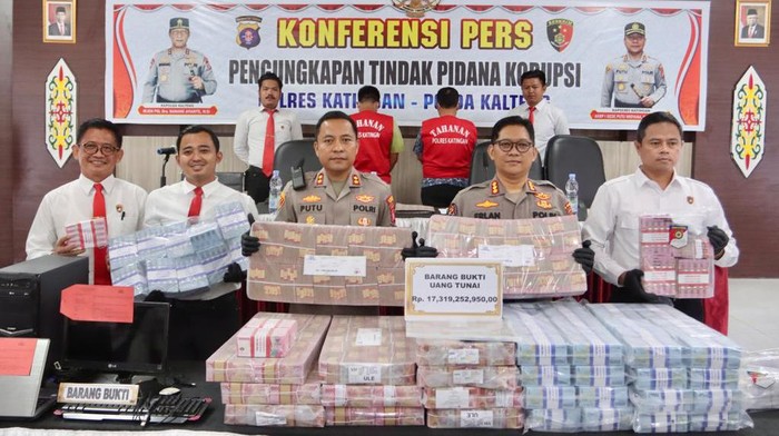 Polisi hadirkan 2 tersangka kasus korupsi PSR di Katingan, Kalteng dan barang bukti sebesar Rp 17 miliar.