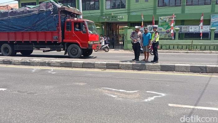 Polisi melakukan Olah TKP di lokasi kecelakaan maut Indramayu